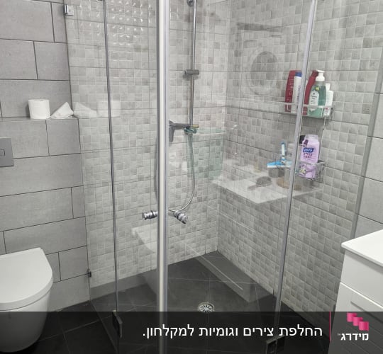 מקלחון זכוכית פינתי מותקן בחדר רחצה מעוצב